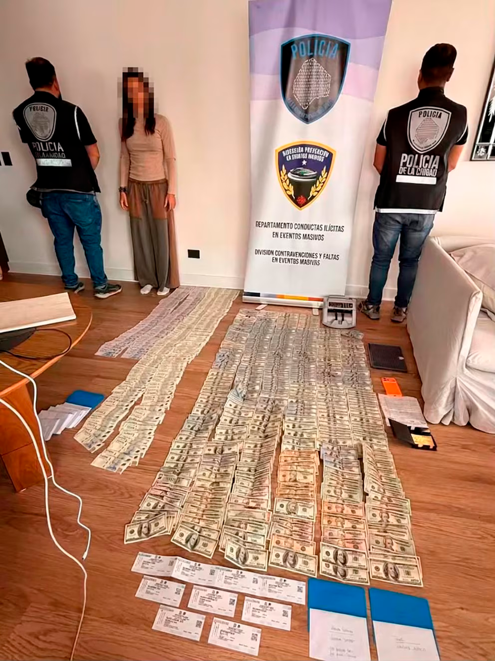 Allanaron la casa de una mujer que revendía entradas para la despedida de Messi y secuestraron casi $10 millones.