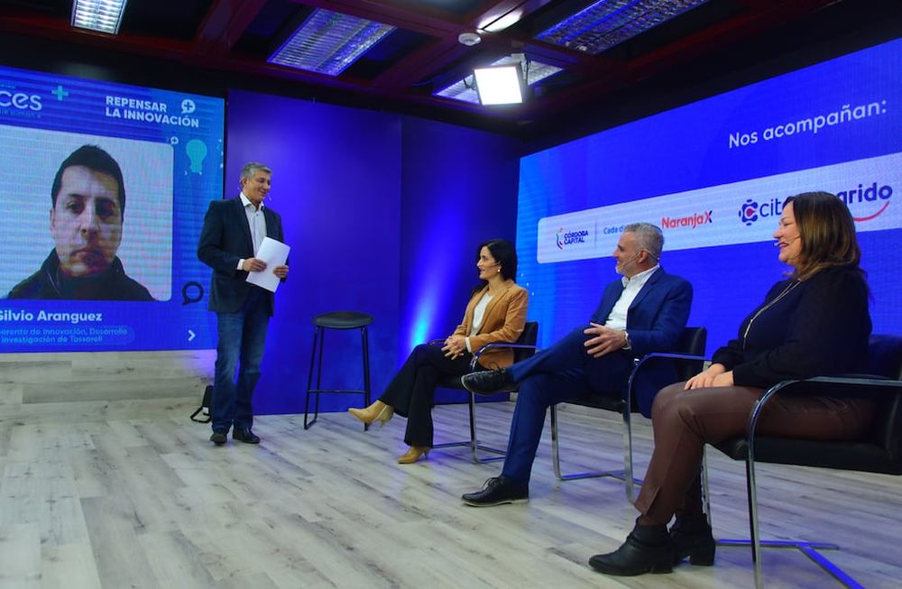 En la actividad participaron Silvio Aranguez, gerente de Innovación y Desarrollo de Tassaroli, en conexión vía Zoom; Luz Mihanovich, directora ejecutiva de Accenture Argentina; Hernán Pacheco, director del CIC de Volkswagen Argentina; y Silvia Aisa, coordinadora e I+D+i de la UNC. El diálogo fue moderado por Daniel Alonso, coordinador del ciclo Voces que suman. (Nicolás Bravo / La Voz)