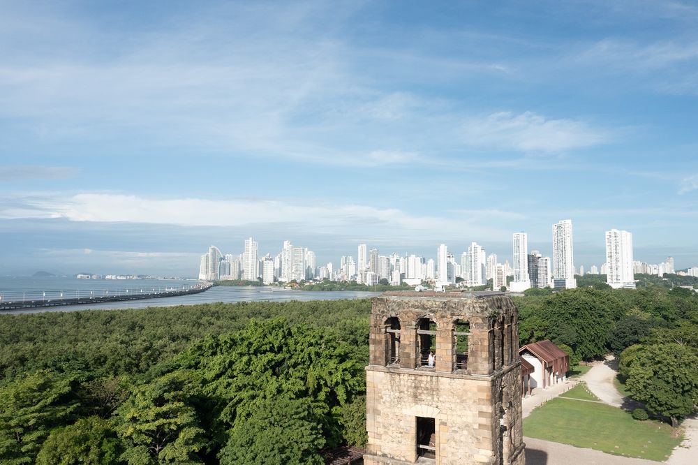 Ruinas de Panamá Viejo, con vista a la ciudad moderna