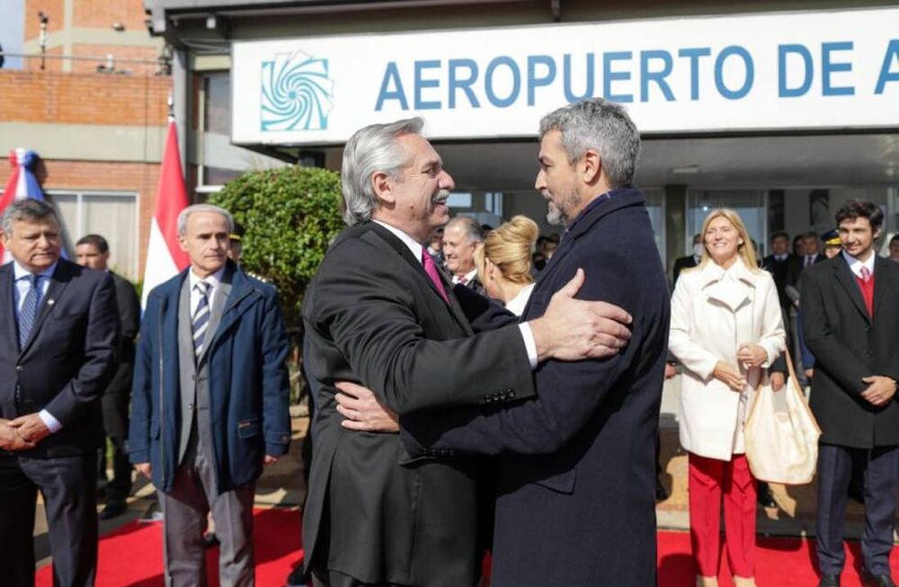 El presidente Alberto Fernández arribó hoy a las 11.26 hora argentina (10.26 hora local) a la ciudad de Ayolas, donde recorrerá, junto a su par de la República del Paraguay, Mario Abdo Benítez, las obras de maquinización del brazo Aña Cuá, que permitirán ampliar la capacidad de producción de la Central Hidroeléctrica Yacyretá, y entregará viviendas a pobladores locales.