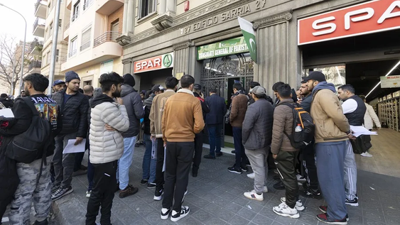 Filas en el consulado de Pakistán en Barcelona para solicitar la documentación necesaria para la regularización que pide España