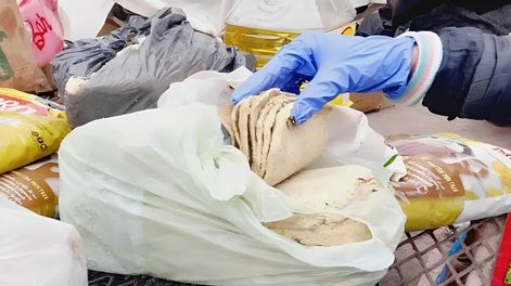 Detuvieron a un vendedor ambulante por hacer milanesas con papel higiénico en Santiago del Estero