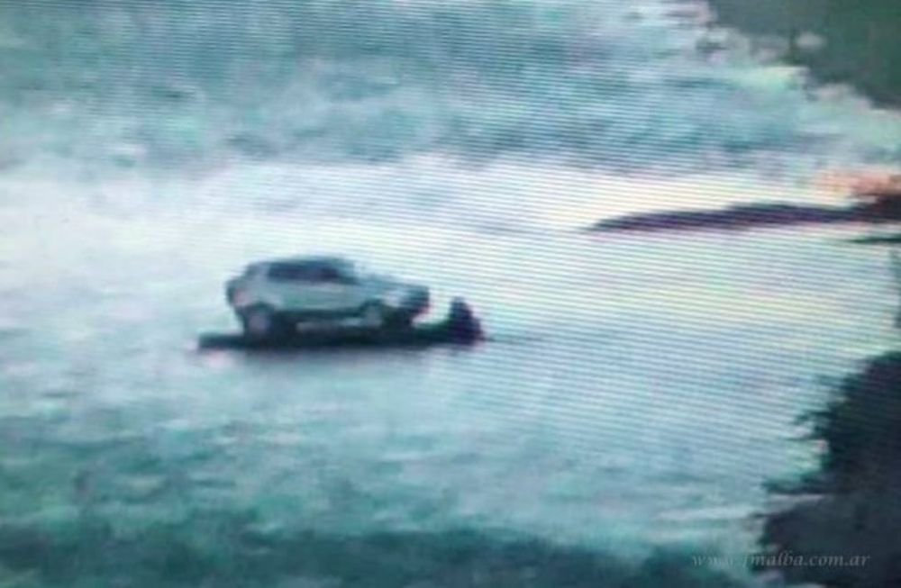 Un grupo de personas intentó ingresar de forma ilegal al país una camioneta transportada en un gomón. Foto: Gentileza / Prensa Gendarmería Nacional