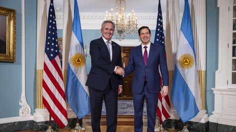El secretario de Estado estadounidense, Marco Rubio, posa para una foto con el ministro de Relaciones Exteriores argentino, Pablo Quirno