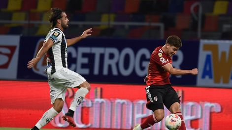 Intentó Álvarez con un remate cruzado tras un buen pase de Palavecino y la pelota salió desviada. / Gentileza: Prensa River.