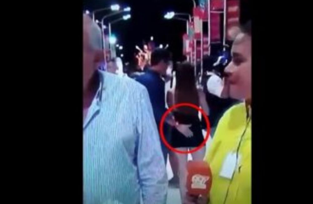 El actual intendente de Concordia, Enrique Cresto, fue filmado cuando manoseaba la cola de una joven cronista que lo estaba entrevistando. Gentileza: Digital Press.