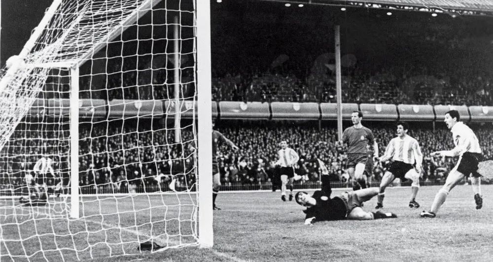 Argentina y España se enfrentaron hasta ahora solo en una edición de mundiales y fue en 1966 en el de Inglaterra. Ganó la Albiceleste con dos goles de Luis Artime