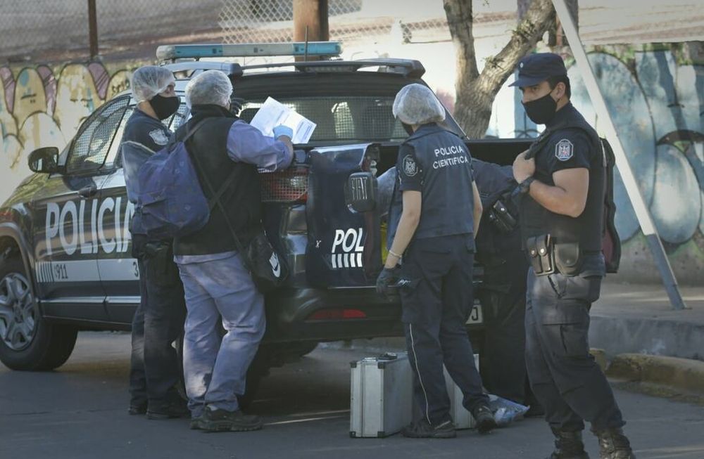 Una mujer fue apuñalada en la calle Salta de Ciudad cerca de la casa de su ex e investigan si fue él quien la atacó. - Foto: Orlando Pelichotti / Los Andes.