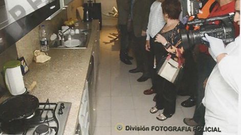 Viviana Fein dentro del departamento de Nisman rodeada de personas.&nbsp;