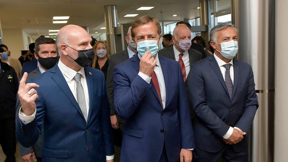 El gobernador Rodolfo Suárez, junto al presidente de la Suprema Corte Dalmiro Garay, y el diputado nacional Alfredo Cornejo, recorren el nuevo edificio del fuero penal de la Justicia mendocina. Allí el Mandatario lanzó el pedido a los ex socios del PD y la Coalición Cívica.Foto: Orlando Pelichotti