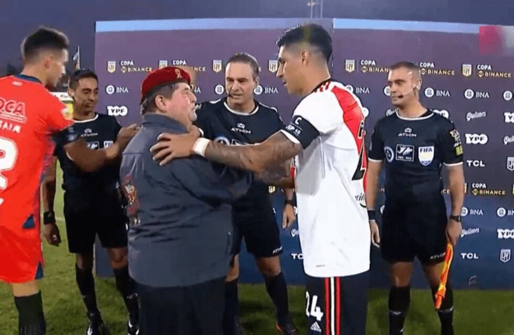 Un veterano de guerra hincha del Millonario realizó el sorteo previo al encuentro y se llevó una promesa del capitán del equipo de Gallardo. / Gentileza.