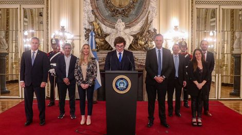 Milei habló en cadena nacional para celebrar el fallo favorable a Argentina en el caso YPF y estuvo acompañado por su gabinete.