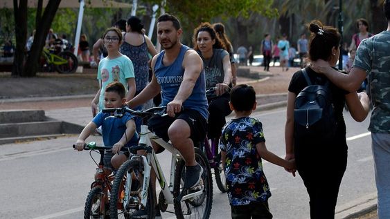Los mendocinos aprovecharon el buen tiempo del domingo para salir a pasear por el Parque, plazas y espacios verdes.Foto: Orlando Pelichotti