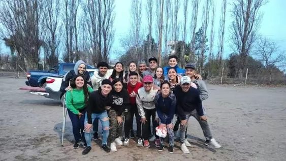 Voluntarios de Amigos Solidarios preparan el festejo para el Día del Niño en Chivilcoy, invitando a la comunidad a donar leche, golosinas y premios para hacer de esta celebración un día especial para más de 500 niños.