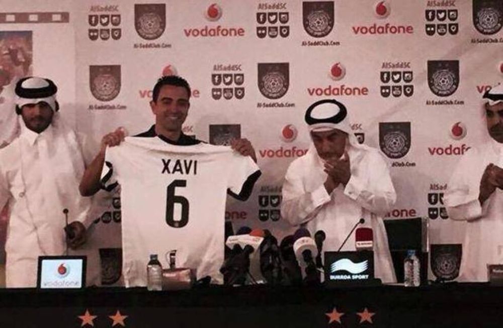 Xavi fue presentado en Catar y la camiseta de su nuevo club es muy similar a la de Real Madrid