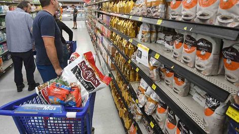 Los productos importados empiezan a hacerse un lugar en las góndolas de los supermercados de Mendoza. Foto: Los Andes