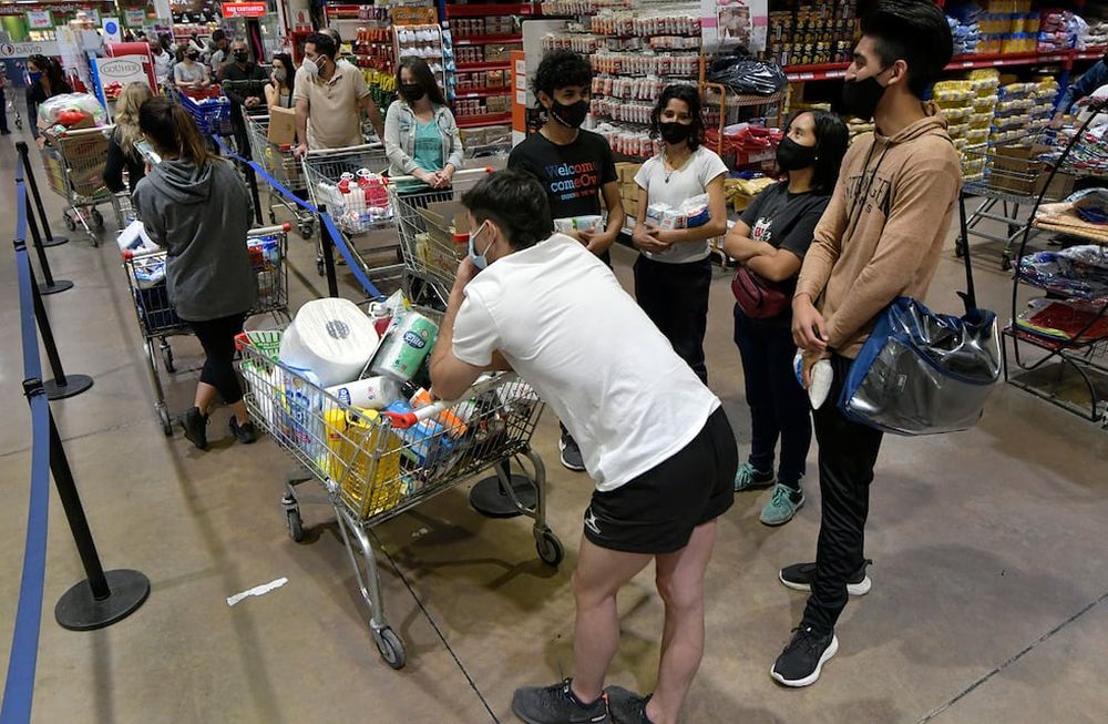 El Gobierno nacional oficializó este miércoles el congelamiento de precios de 1.432 productos de consumo masivo hasta el 7 de enero, pese a la falta de acuerdo con el sector empresario y productor. Foto: Orlando Pelichotti