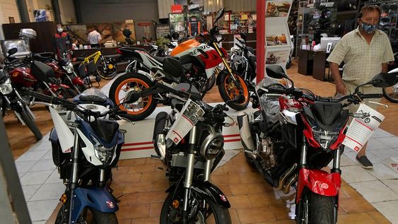 El Banco Nación, Mercado Libre, y el Gobierno con Ahora 12, ofrecen diferentes opciones para la compra de motos en cuotas. Foto: Orlando Pelichotti/ Los Andes