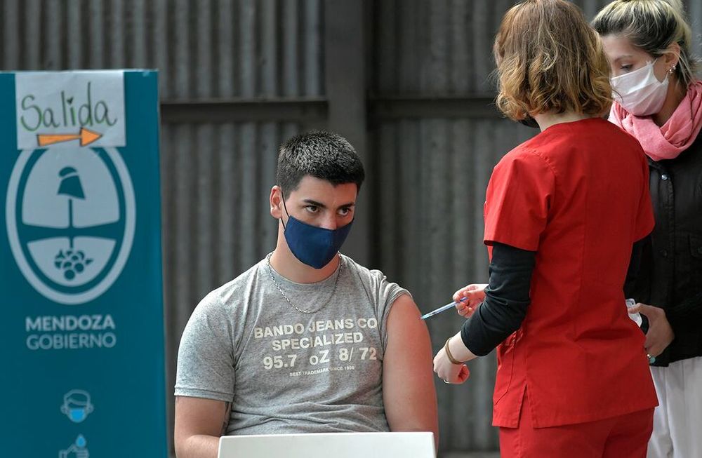 Continua la vacunación contra Covid 19, combinada para menores de 18 años en el centro de vacunación en la Nave Cultural. Foto: Orlando Pelichotti / Los Andes