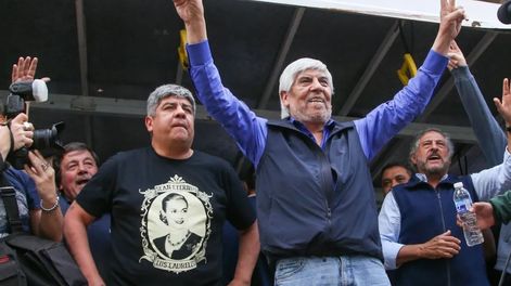 Hugo Moyano y su hijo Pablo, líder del sindicato de Camioneros. (Foto: Damián Dopacio/NA).
