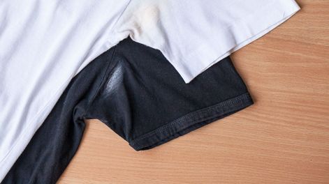 Le devuelve su aspecto original y no destiñe la ropa.