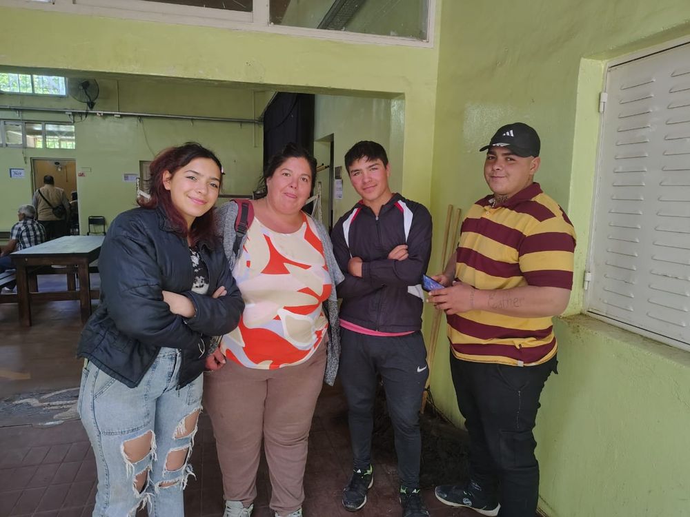 2025 elections in the Uco Valley: a mother and her children, one of whom is about to cast his first vote at the age of 16.