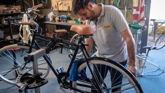 Seis trabajadores forman parte de la bicicletería Yuris, ubicada en la Incubadora de Empresas de Godoy Cruz. Venden modelos de hasta 150.000 pesos. Foto: Ignacio Blanco / Los Andes