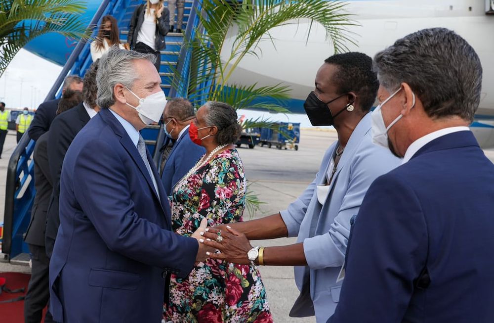 Alberto Fernández saluda a la primera ministra, Mia Mottley. / Presidencia