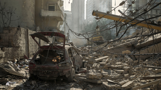 Vista e los destrozos causados en el centro de Beirut tras un bombardeo por parte de Israel poco después de que el ejército emitiera una orden de evacuación para el lugar. Al menos seis personas murieron y otras 24 resultaron heridas este miércoles en dos bombardeos israelíes contra edificios en Beirut, lo que eleva a siete el número de ataques ocurridos dentro de la capital desde el inicio de las hostilidades hace más de dos semanas.