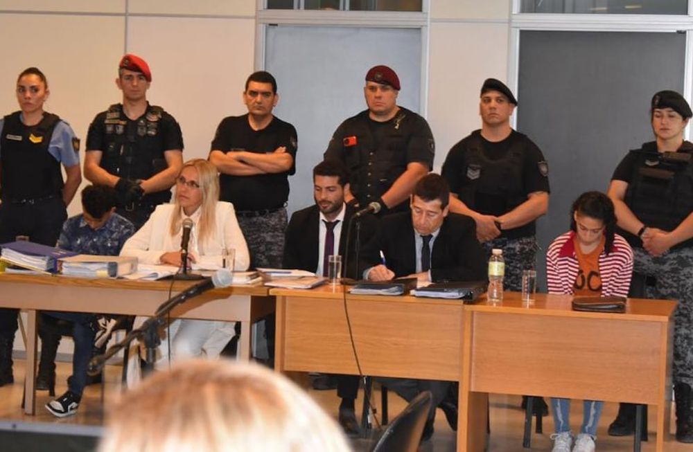 Juicio en La Pampa. La madre de Lucio Dupuy, Magdalena Espósito Valenti (campera a rayas); y su pareja, Abigail Páez (remera azul), acusadas del crimen. Foto: Télam
