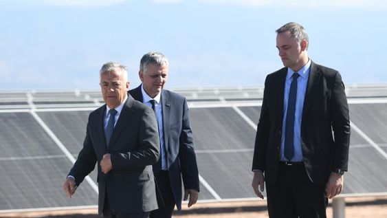 Alfredo Cornejo, Horacio Marín y Manuel Adorni, al final del acto de inauguración del parque solar El Quemado. Foto: Ramiro Gómez.