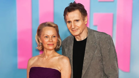Pamela Andersen contó detalles de su relación y separación con Liam Neeson.&nbsp;