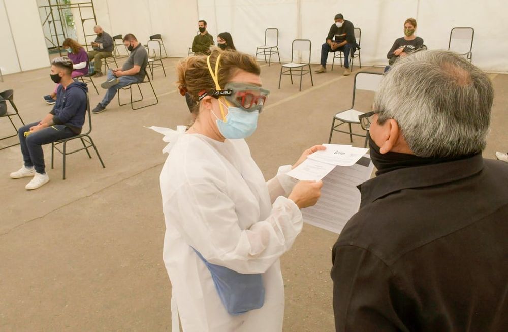 En el hospital El Carmen, las personas con síntomas son derivadas a un sector especial para ser atendidos.Foto: Orlando Pelichotti / Los Andes