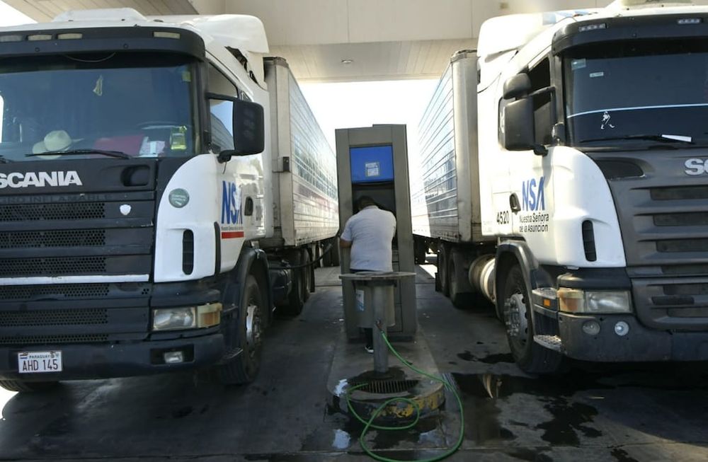 Espera de una hora para cargar gas oil en la última YPF antes de subir a Ruta Internacional 7, en Luján de Cuyo. Foto: Orlando Pelichotti/Los Andes