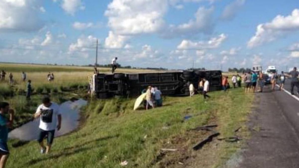 Tragedia en la ruta: volcó un micro en Buenos Aires y murieron cinco ...