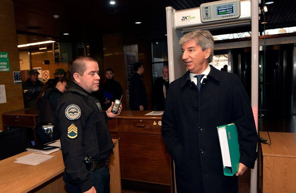 El juez federal Walter Bento ingresando a Tribunales Federales, enfrenta dos instancias. un juicio penal, que arrancó a fines de julio y el proceso por mal desempeño, que comenzó en el Consejo de la Magistratura y desembocó en el Jurado de Enjuiciamiento de Magistrados.Foto: Orlando Pelichotti