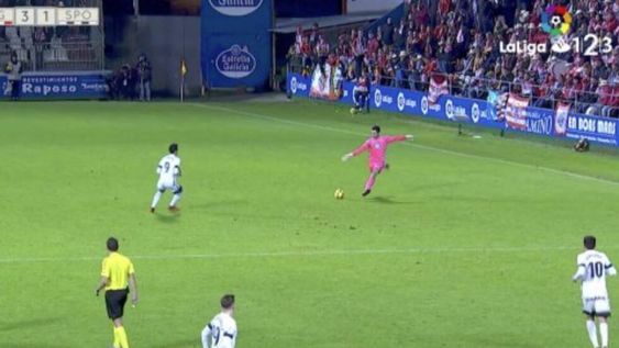 Recorre el mundo el golazo de un arquero español desde 70 metros