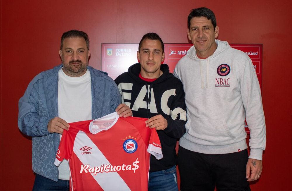 A más de un año de sufrir la luxación completa de rodilla, y aún sin haber podido volver a las canchas, Sánchez estiró su vínculo con el Bicho. / Gentileza.