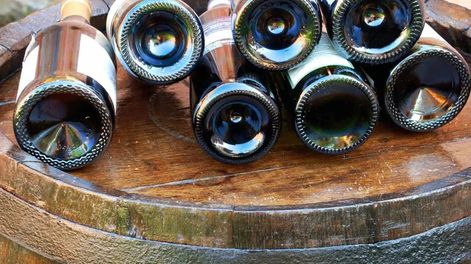 Los Andes | botella de vino con hueco
