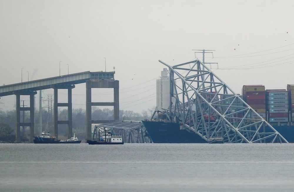 Los esfuerzos de recuperación se reanudaron el miércoles para los trabajadores de la construcción que se presumen muertos después de que el carguero chocó contra un pilar del puente, provocando el estructura colapsar. (Foto AP/Matt Rourke)