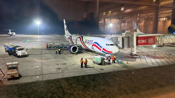 El Boeing 737 MAX 8 utilizado por Arajet cuenta con asientos reclinables para hacer más cómodo el viaje de más de siete horas.