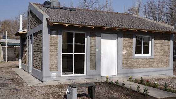 En la planta de reciclado de Los Barriales, a partir del reciclado de envases plásticos, se elaboran ladrillos PET y tejas PP, entre otros productos.