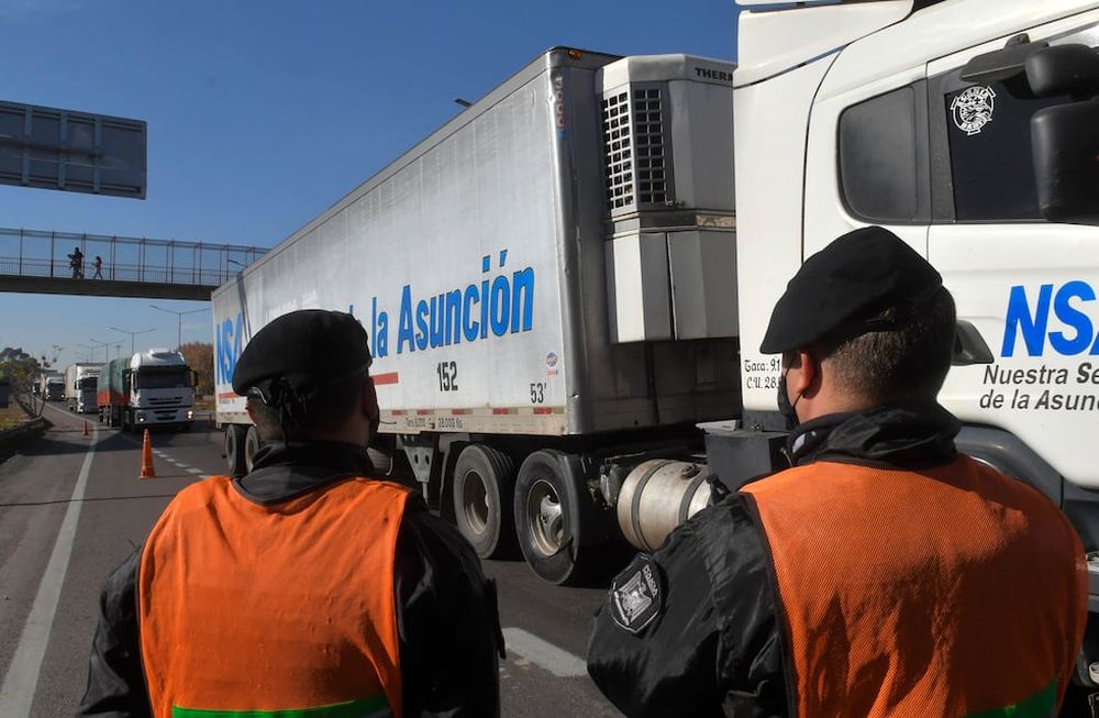 La pandemia provocó innumerables problemas para el transporte de mercadería, incluyendo falta de espacio en los buques y escasez de contenedores. Foto: Orlando Pelichotti / Los Andes