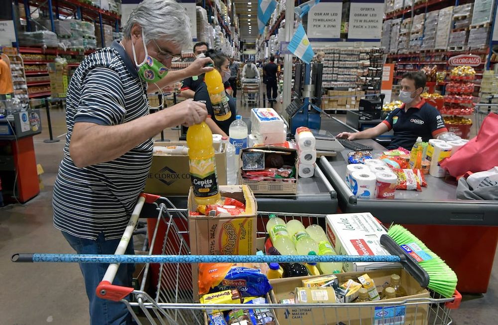 Al finalizar el mes, entre la “Canasta Básica Total Digna”, servicios de transporte, costos de mantenimiento del vehículo, actividades extraescolares, televisión por cable e internet, un servicio de streaming y planes de telefonía móvil, se habrán gastado casi $150.000 por cada familia de clase media de cuatro integrantes.  Foto: Orlando Pelichotti / Los Andes