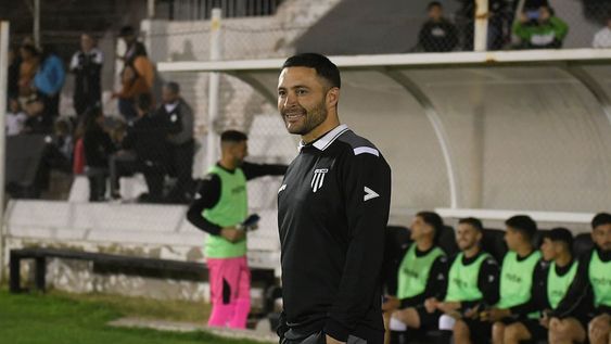 El entrenador del Lobo, Joaquín Sastre celebró un triunfo fundamental frente a Estudiantes de Río Cuarto, que el permite a Gimnasia volver a estar en zona de clasificación.  Foto: José Gutierrez / Los Andes