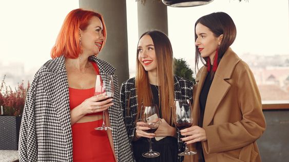 8 frases que la gente de clase media alta dice sin darse cuenta de que suenan privilegiadas