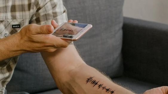 Se puede tatuar una onda de sonido o una imagen e imprimirle un código sonoro