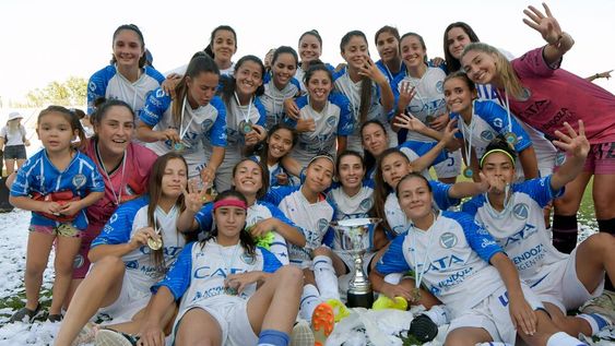 Godoy Cruz A logró su cuarto título de la Liga Mendocina de fútbol femenino luego de una goleada en el estadio mundialista frente a AMUF en la final, los goles fueron marcados por Aldana González (x2), Verónica Cabrera (x2), Delfina Rodríguez y Luna Romero.Foto: Orlando Pelichotti
