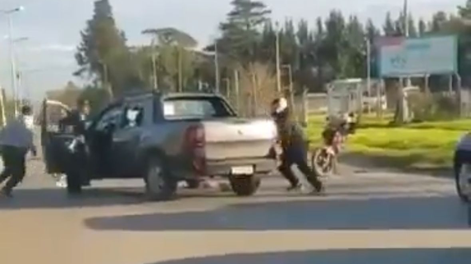 En medio del tránsito se desencadenó una pelea entre dos automovilistas de Merlo.