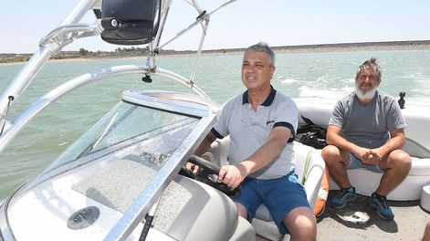 Los Andes | Yacht Club Mendoza, club náutico ubicado en el Embalse  EL Carrizal.El velerismo en Mendoza, una pasión náutica en la provincia de Mendoza.Fernando Zalazar, Presidente del Yacht Club Mendoza y Mauricio Malnis Comodor del Yacht ClubFoto: José Gutierrez/